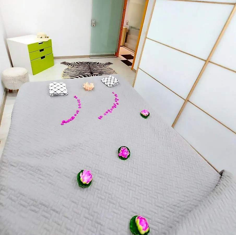 Elegant 3 Bedrooms, Wifi Free 아데제